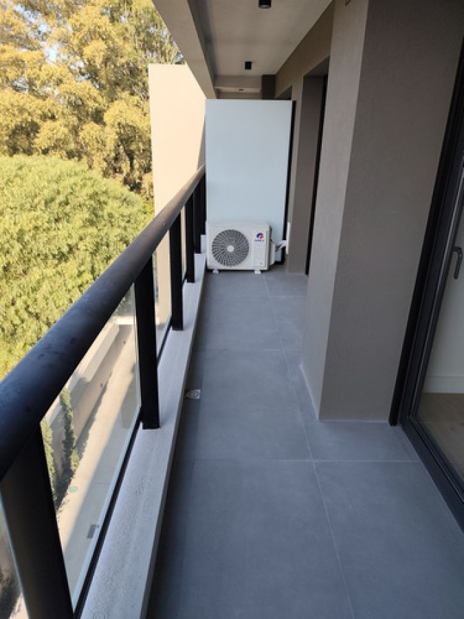 Apartamento ID.10361 - Apartamento Semiamueblado De 1 Dormitorio Con Balcón y Garaje 