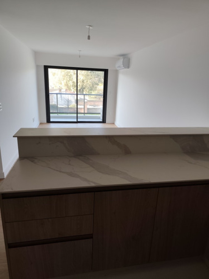 Apartamento ID.10361 - Apartamento Semiamueblado De 1 Dormitorio Con Balcón y Garaje 