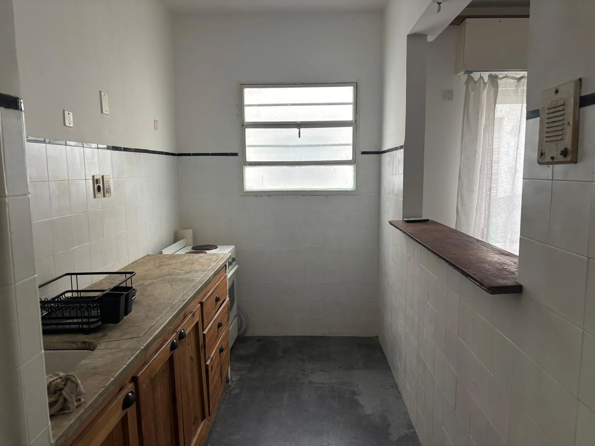 Apartamento ID.12908 - Alquiler Apartamento 1 Dormitorio Muy Luminoso A Una Cuadra La Rambla Gastos Bajos En Ciudad Vieja