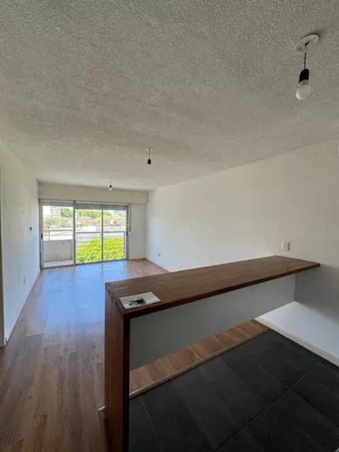 Apartamento ID.6874 - Alquiler Apartamento De 1 Dormitorio Balcón Garaje Pocitos 