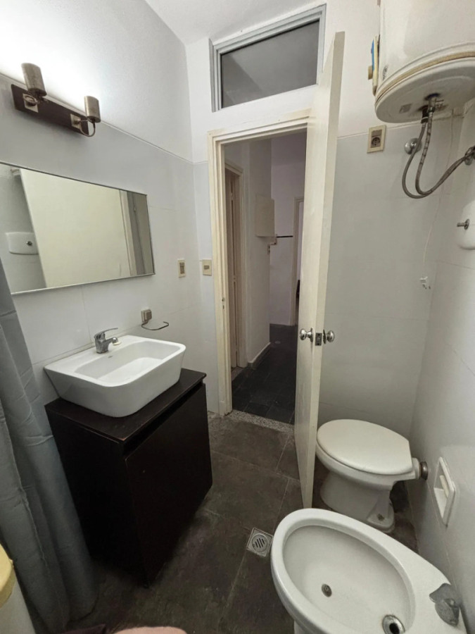 Apartamento ID.12908 - Alquiler Apartamento 1 Dormitorio Muy Luminoso A Una Cuadra La Rambla Gastos Bajos En Ciudad Vieja