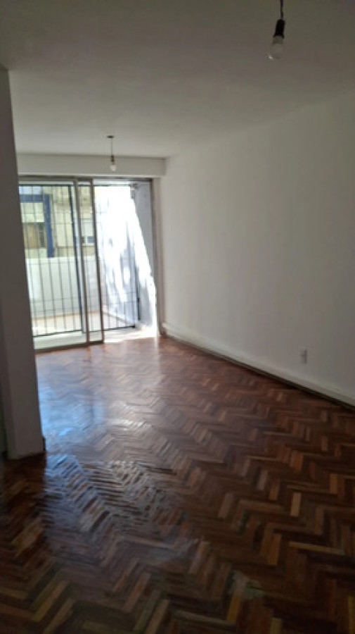 Apartamento ID.11946 - Alquiler Apartamento Céntrico 2 Dormitorios Con Terraza Y Patio