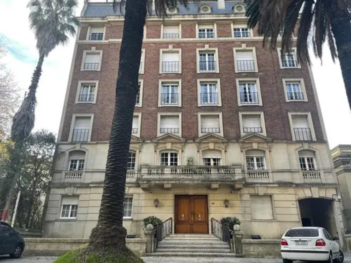 Apartamento ID.11073 - Venta con Renta Hermoso Apartamento De Época De 3 Dormitorios y Balcón