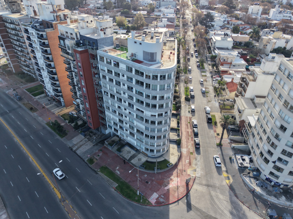Apartamento ID.13024 - Venta Apartamento De 2 Dormitorios Al Frente Sobre Rambla República De Chile En Malvín