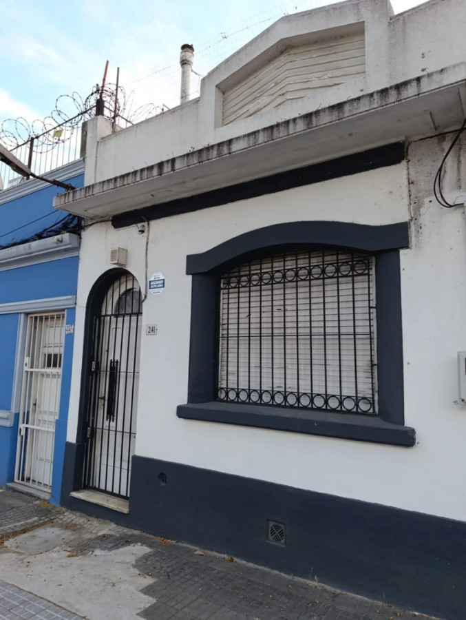 Casa ID.13260 - Alquiler Casa Al Frente De 1 Dormitorio Sin Gastos Comunes En Tres Cruces