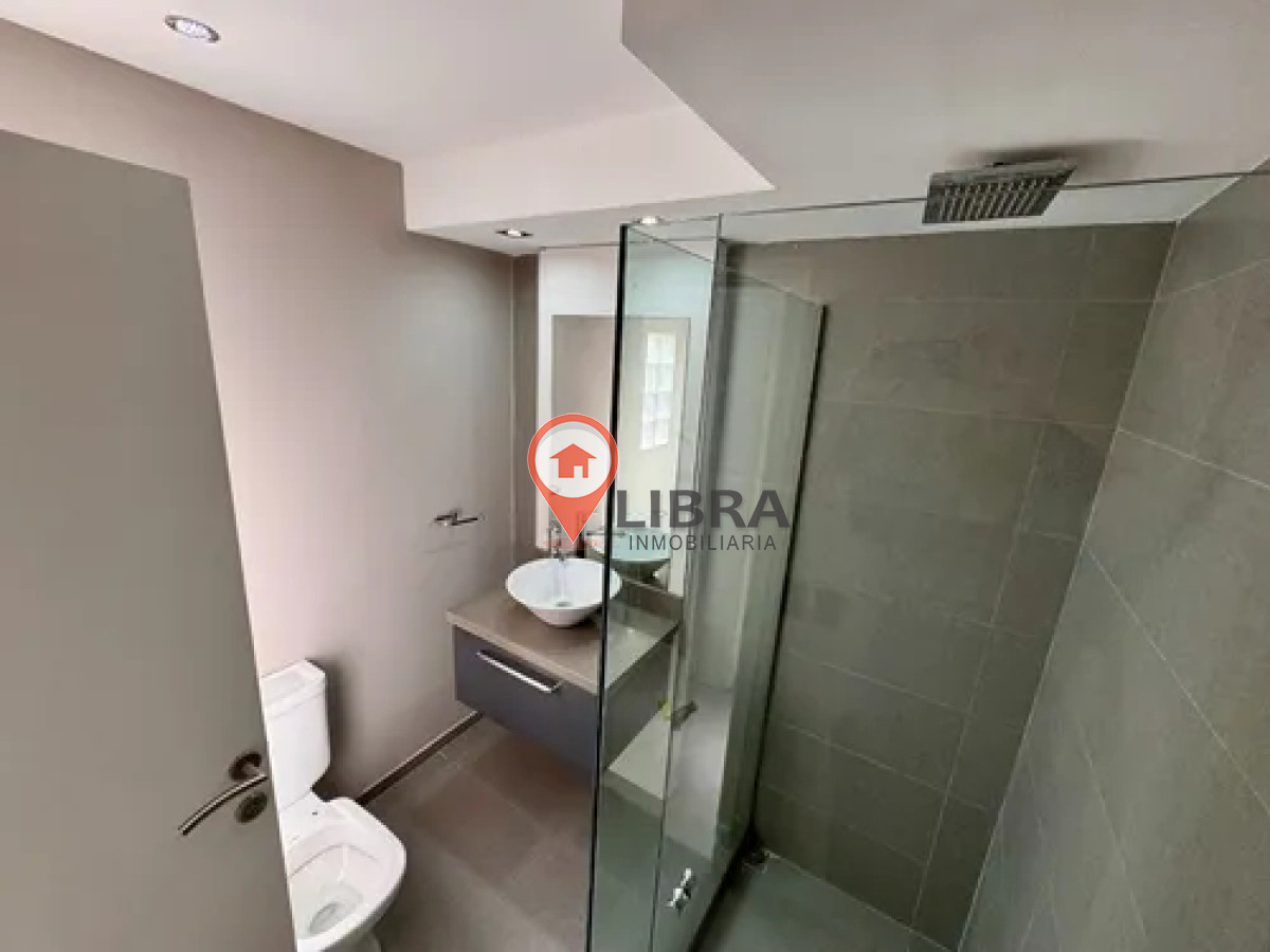 Casa ID.9806 - HERMOSA CASA DE 3 DORM, 4 BAÑOS Y  COCHERA EN POCITOS 