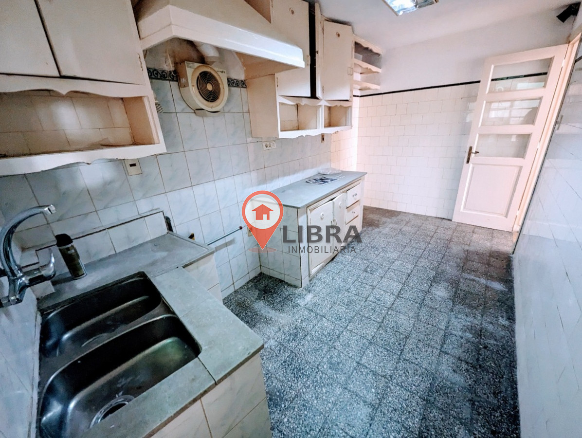Casa ID.3722 - EXCELENTE PROPIEDAD EN POCITOS! 4 DORMITORIOS 2 BAÑOS Y GARAJE!