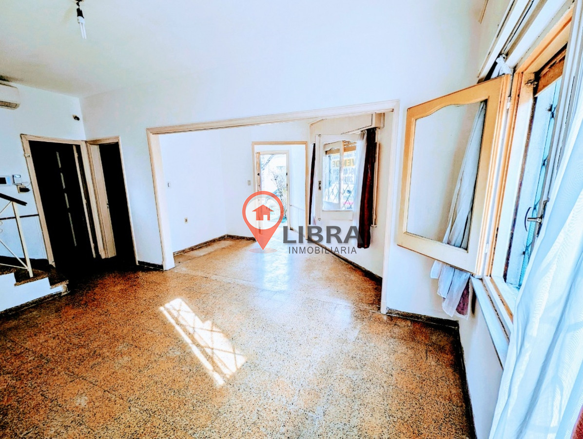 Casa ID.3722 - EXCELENTE PROPIEDAD EN POCITOS! 4 DORMITORIOS 2 BAÑOS Y GARAJE!