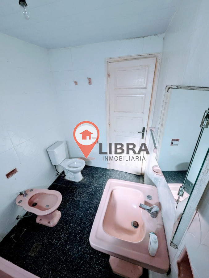 Casa ID.3722 - EXCELENTE PROPIEDAD EN POCITOS! 4 DORMITORIOS 2 BAÑOS Y GARAJE!