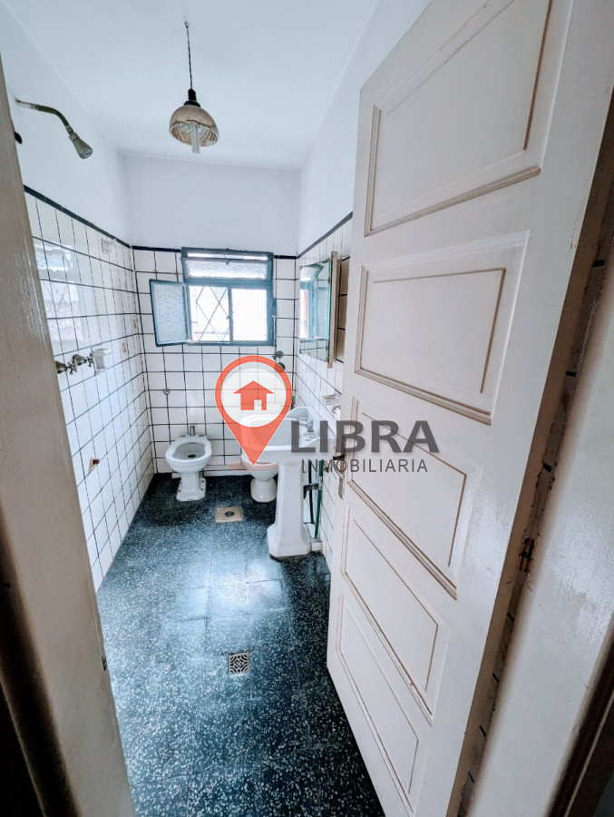Casa ID.3722 - EXCELENTE PROPIEDAD EN POCITOS! 4 DORMITORIOS 2 BAÑOS Y GARAJE!