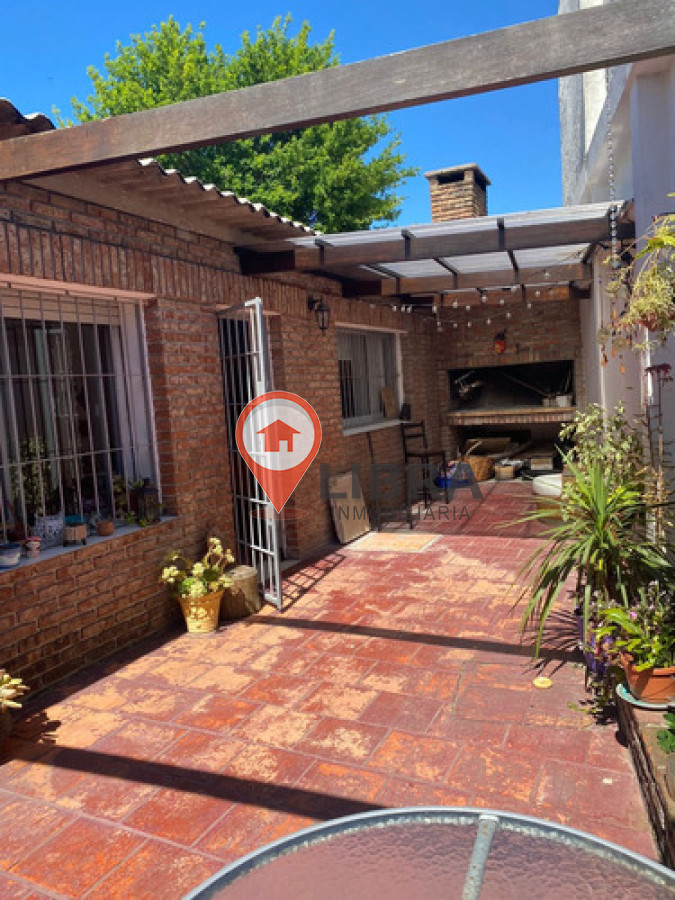 Casa ID.3686 - Encantadora Casa en Venta en Villa Española 2 dormitorios, 2 baños y garaje 3 autos!