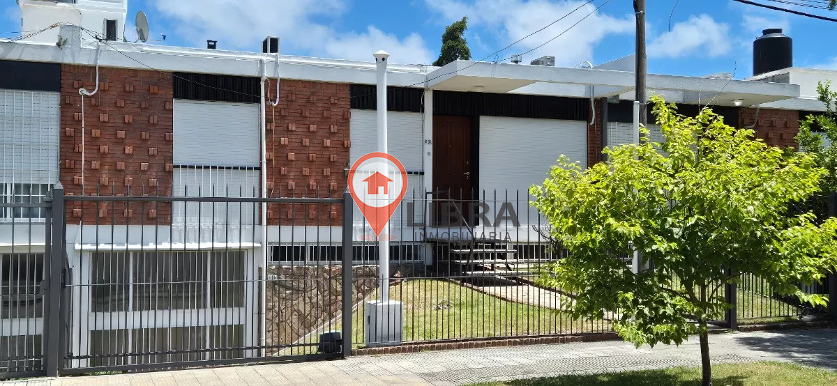 Casa ID.7835 - Hermosa Casa Con 3 Dorm, Patio y Cochera Para 2 Autos