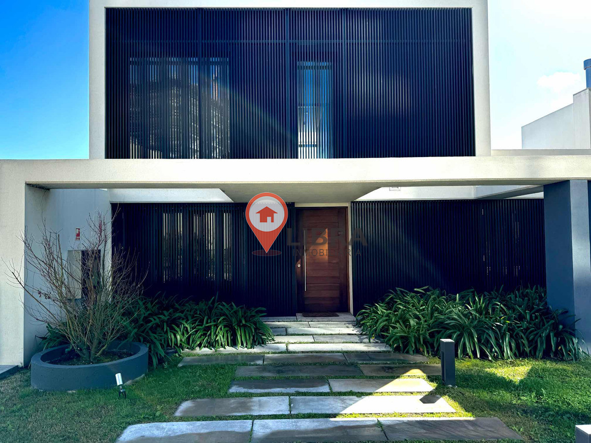 Casa ID.8462 - Esplendida Casa De 3 Dorm Con Cochera Sin GC