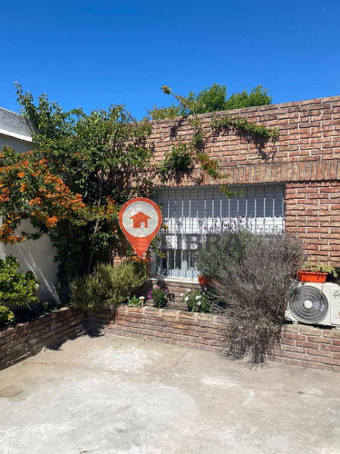 Casa ID.3686 - Encantadora Casa en Venta en Villa Española 2 dormitorios, 2 baños y garaje 3 autos!