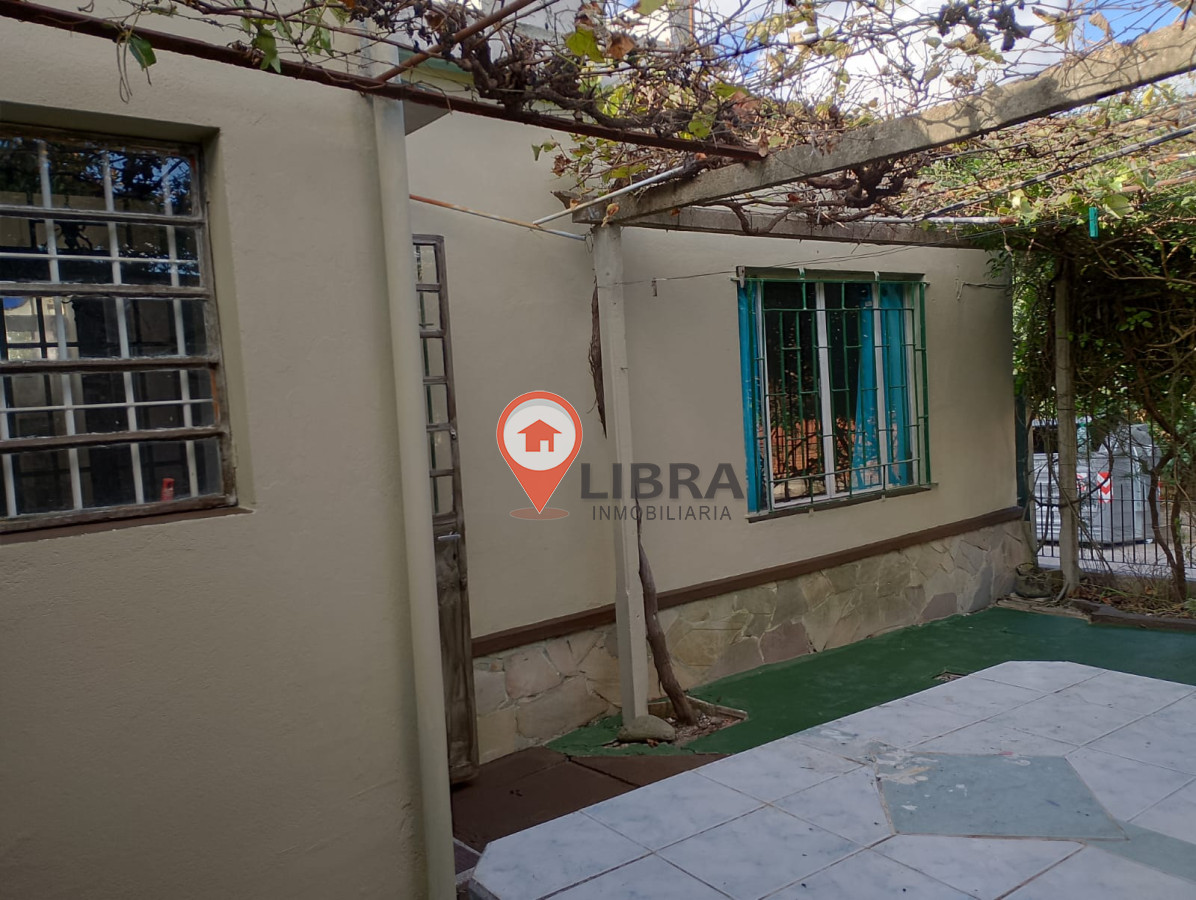 Casa ID.10050 - VENTA CASA EN PASO DE LAS DURANAS 2 DORMITORIOS 2 COCHERAS Y PARRILLERO!