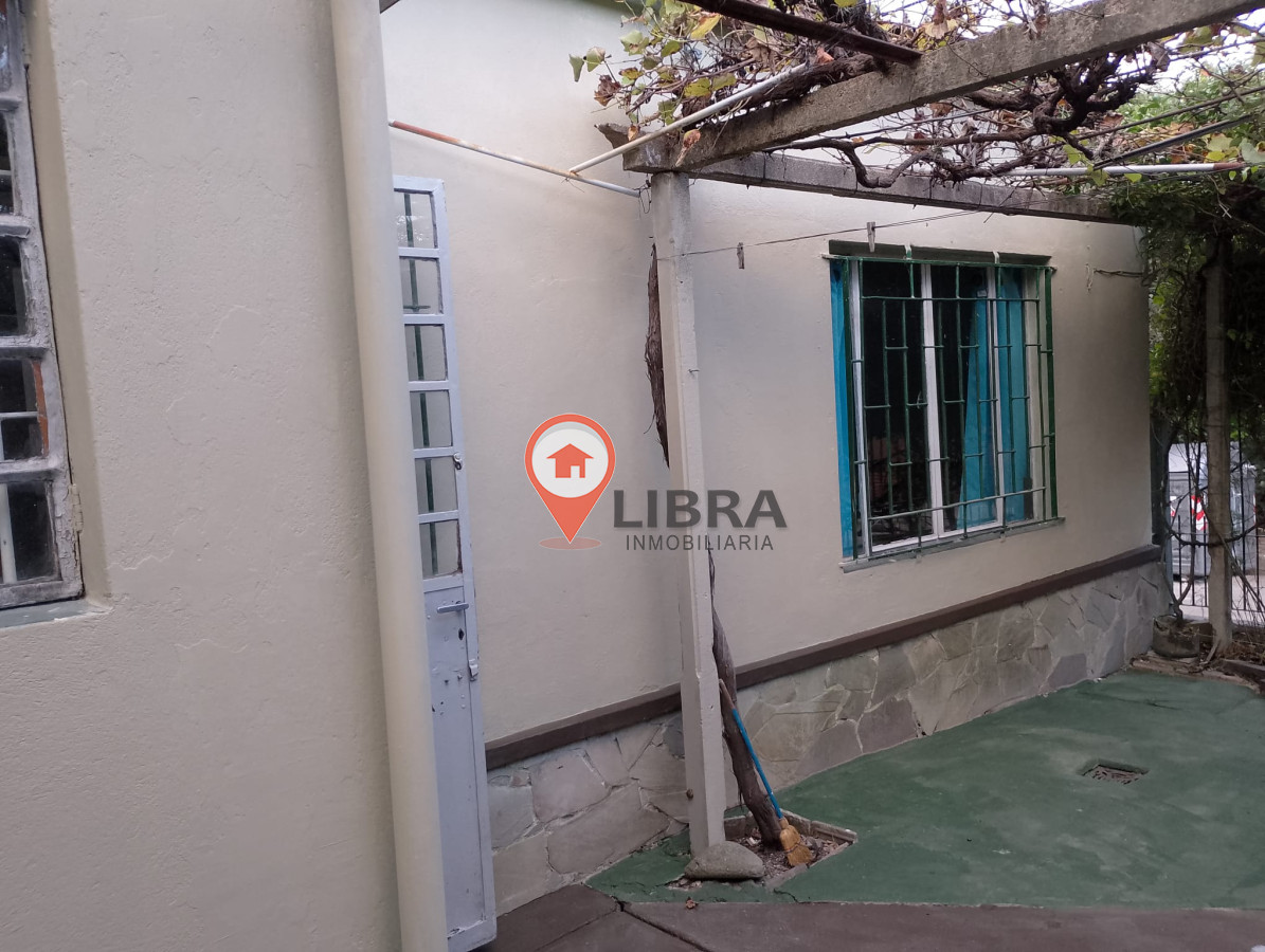 Casa ID.10050 - VENTA CASA EN PASO DE LAS DURANAS 2 DORMITORIOS 2 COCHERAS Y PARRILLERO!
