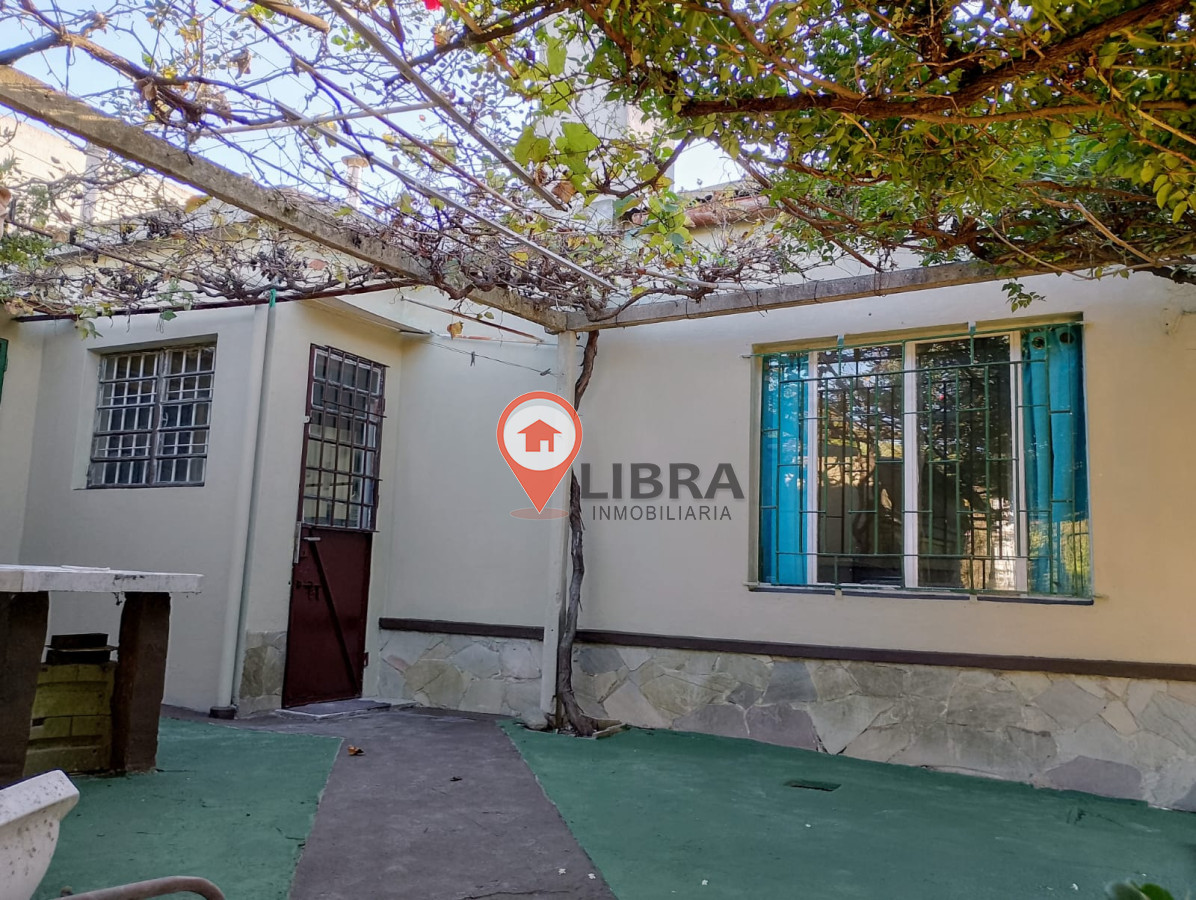 Casa ID.10050 - VENTA CASA EN PASO DE LAS DURANAS 2 DORMITORIOS 2 COCHERAS Y PARRILLERO!