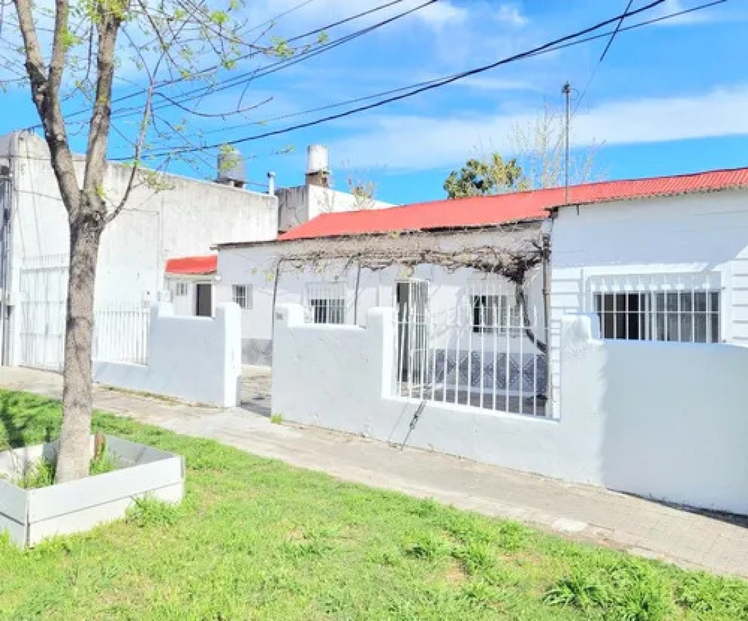 Casa ID.10953 - Casa En Al quiler En La Blanqueada, 4 Dormitorios Y Patio