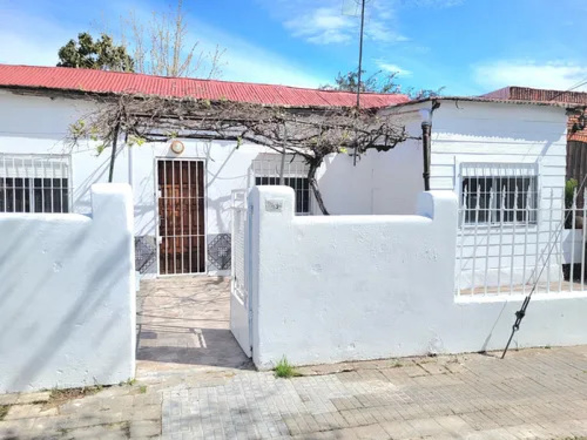 Casa ID.10953 - Casa En Al quiler En La Blanqueada, 4 Dormitorios Y Patio