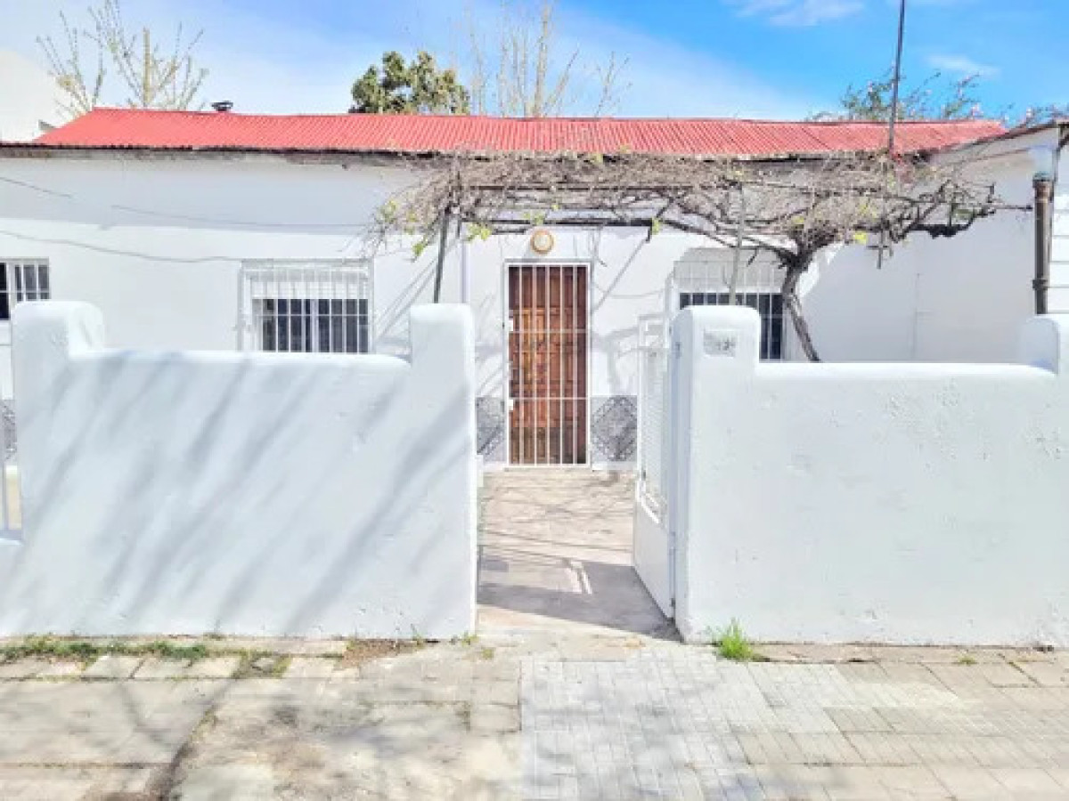 Casa ID.10953 - Casa En Al quiler En La Blanqueada, 4 Dormitorios Y Patio