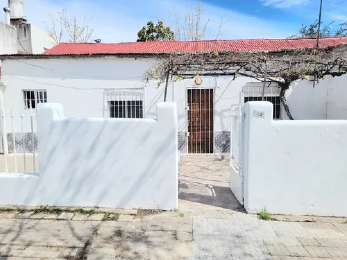 Casa ID.10953 - Casa En Al quiler En La Blanqueada, 4 Dormitorios Y Patio