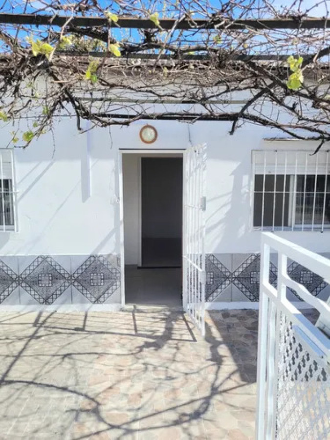 Casa ID.10953 - Casa En Al quiler En La Blanqueada, 4 Dormitorios Y Patio