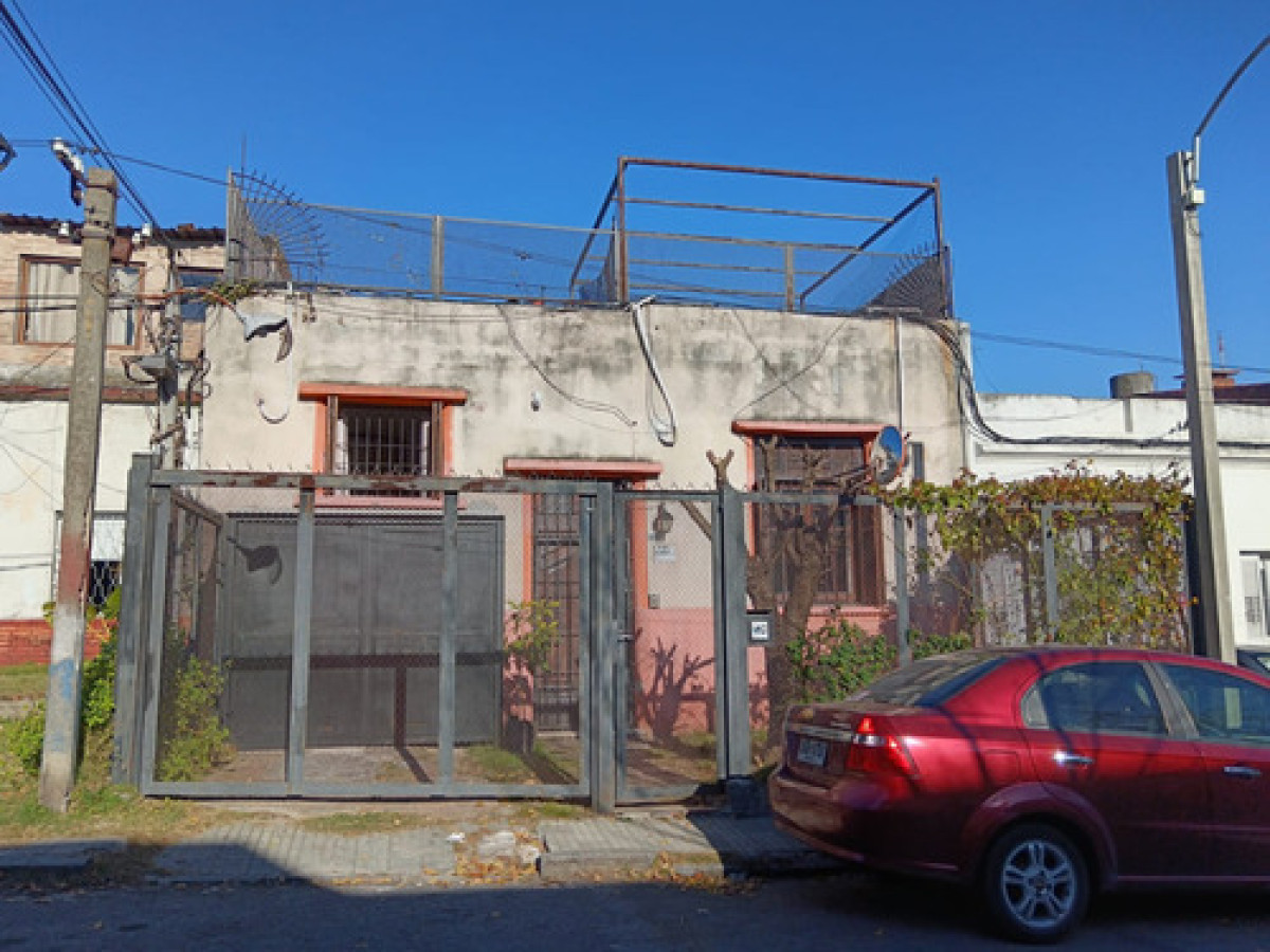 Casa ID.11273 - Venta Casa La Blanqueada 4 Cuartos Jardin Cochera Parrillero Horno Barro