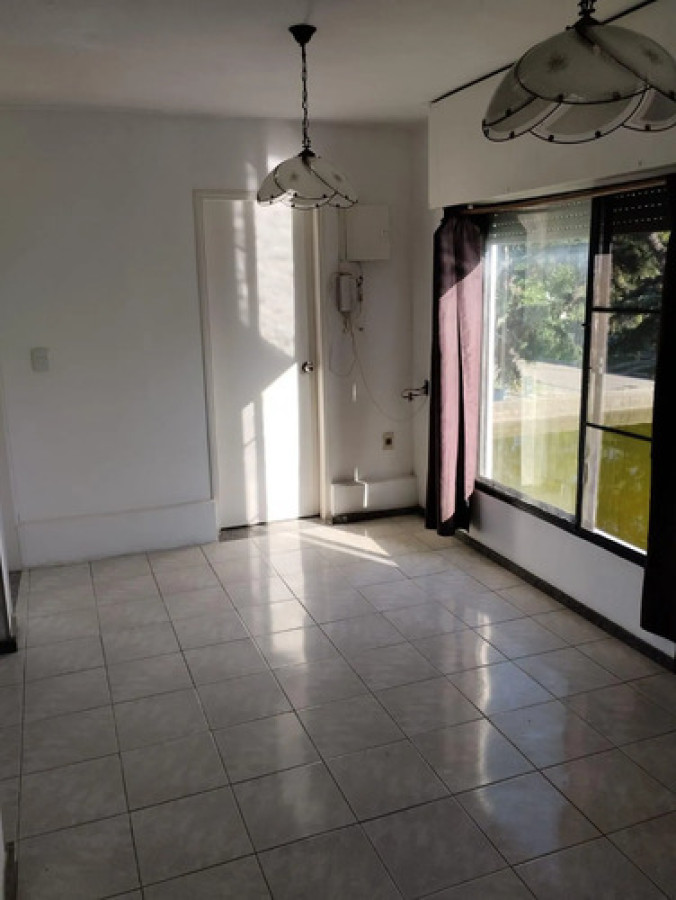 Casa ID.11847 - Alquiler De Casa 2 Dormitorios Con Cochera Excelente En Jardines De El Hipodromo 