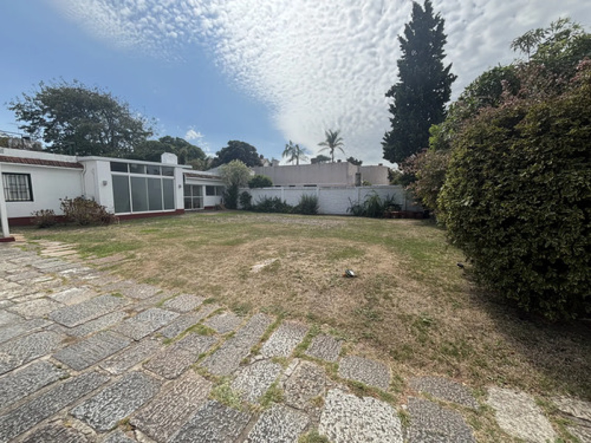 Casa ID.12107 - Alquiler Casa 5 Dormitorios 3 Baños Estacionamiento Ideal Negocio Carrasco Sur