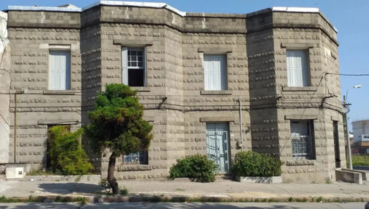 Casa ID.12988 - Venta Casa Amplia Con Renta 5 Dormitorios 2 Baños Bella Vista