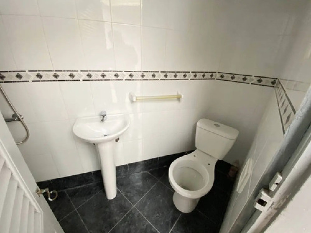 Casa ID.12988 - Venta Casa Amplia Con Renta 5 Dormitorios 2 Baños Bella Vista