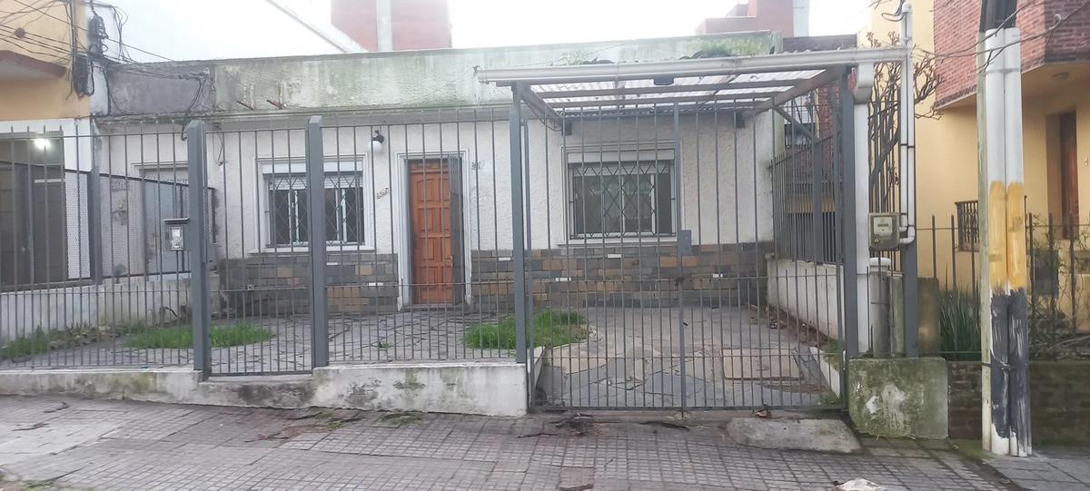 Casa ID.13129 - Alquiler Casa De 2 Dormitorios Patio Con Cochera Al Frente Sin Gastos Comunes En Buceo
