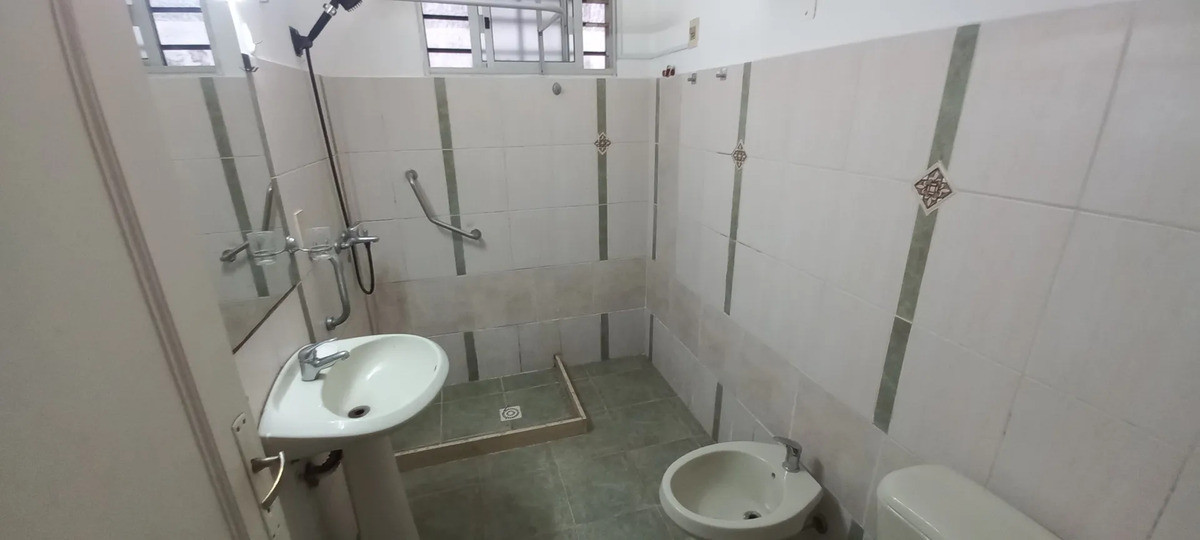 Casa ID.13129 - Alquiler Casa De 2 Dormitorios Patio Con Cochera Al Frente Sin Gastos Comunes En Buceo