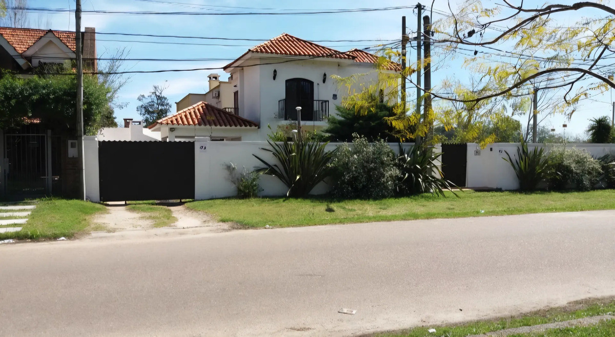 Casa ID.13303 - Alquiler Casa 3 Dormitorios 2 Baños Patio Parrillero Cochera Sin Gastos Comunes En Carrasco