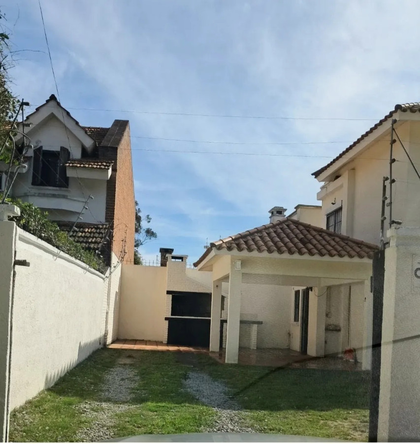 Casa ID.13303 - Alquiler Casa 3 Dormitorios 2 Baños Patio Parrillero Cochera Sin Gastos Comunes En Carrasco