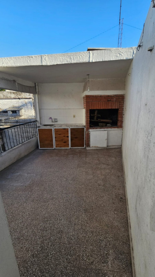 Casa ID.11633 - Alquiler De Casa 2 Dormitorios Con Terraza Excelente En Mercado Modelo