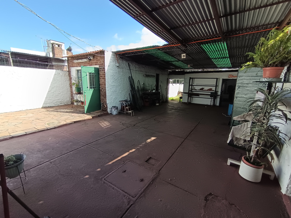 Casa ID.13104 - Venta Casa 3 Dormitorios Con Gran Terreno de 904 M2 Barbacoa Y Cochera Para 6 Autos En Belvedere