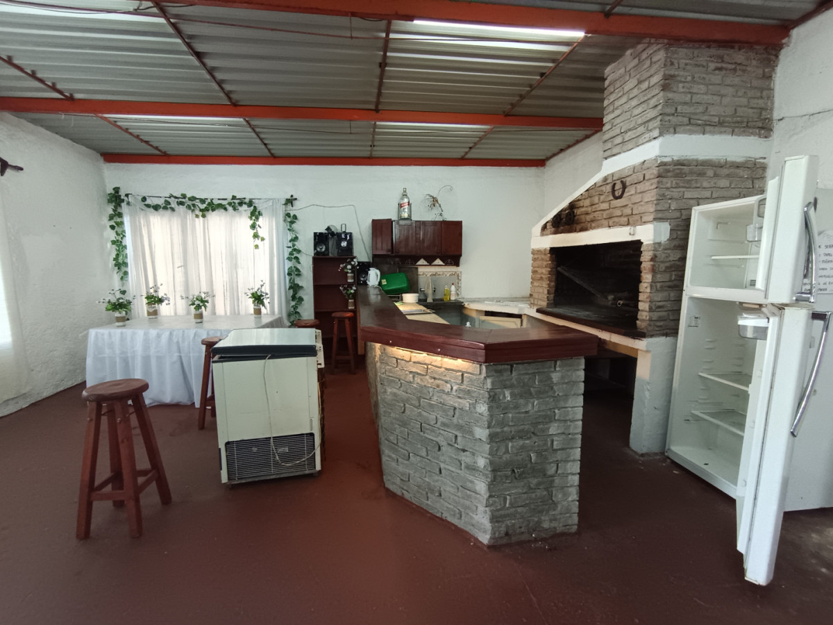 Casa ID.13104 - Venta Casa 3 Dormitorios Con Gran Terreno de 904 M2 Barbacoa Y Cochera Para 6 Autos En Belvedere