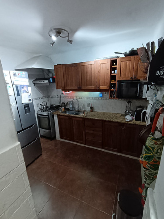 Casa ID.11273 - Venta Casa La Blanqueada 4 Cuartos Jardin Cochera Parrillero Horno Barro