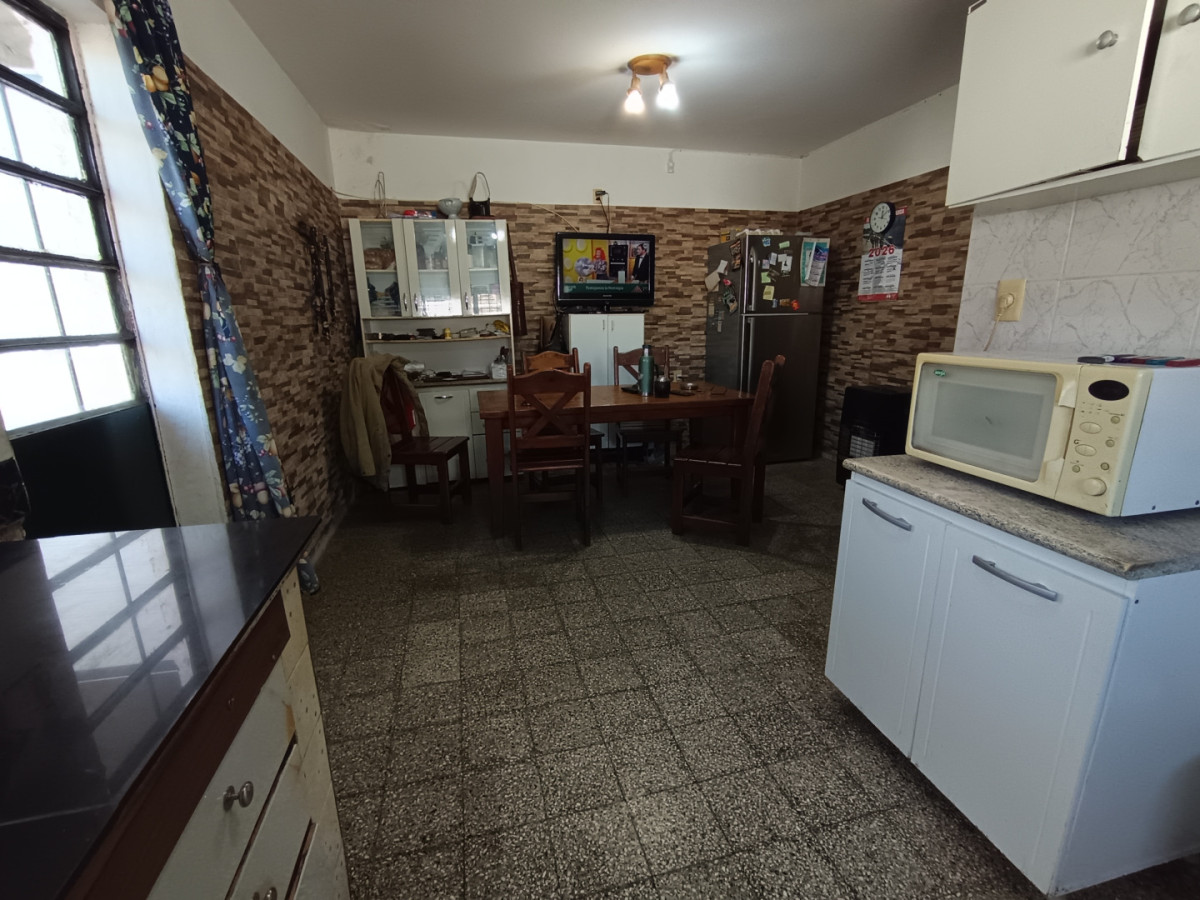Casa ID.13104 - Venta Casa 3 Dormitorios Con Gran Terreno de 904 M2 Barbacoa Y Cochera Para 6 Autos En Belvedere