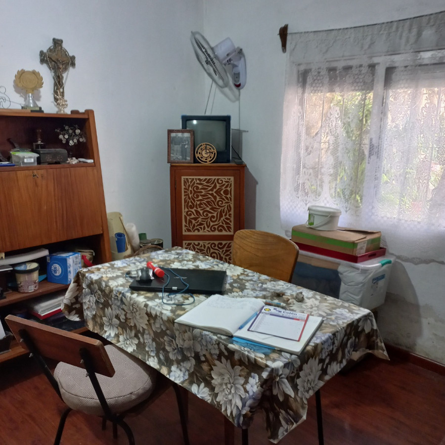 Casa ID.8307 - Casa Grande En Venta 2 Dormitorios Parrillero Garage Colon