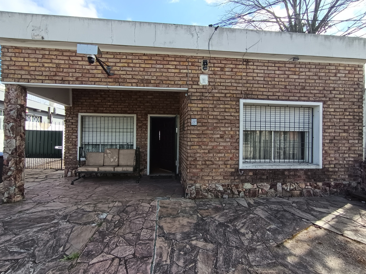 Casa ID.13104 - Venta Casa 3 Dormitorios Con Gran Terreno de 904 M2 Barbacoa Y Cochera Para 6 Autos En Belvedere