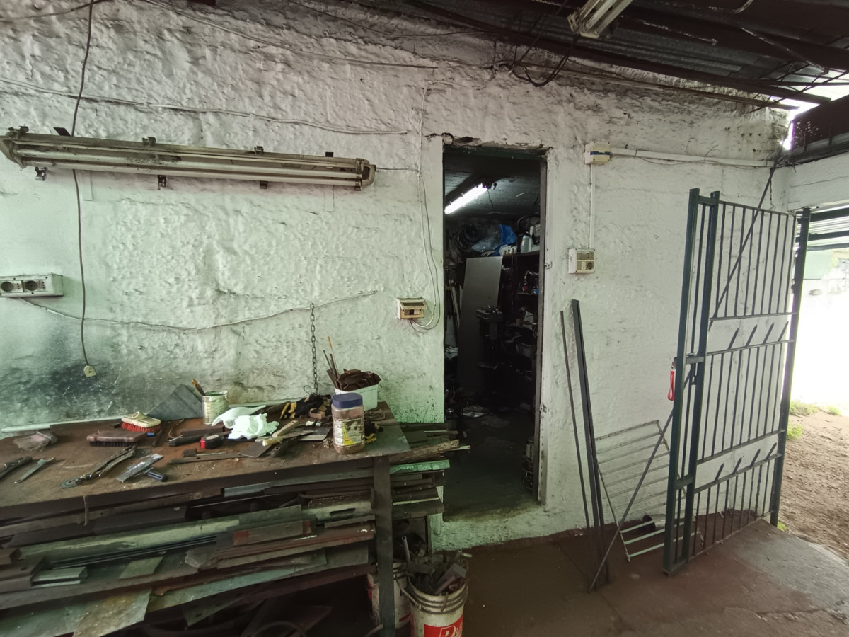 Casa ID.13104 - Venta Casa 3 Dormitorios Con Gran Terreno de 904 M2 Barbacoa Y Cochera Para 6 Autos En Belvedere