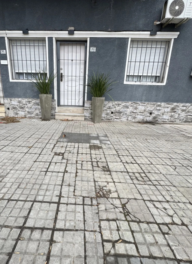 Casa ID.12840 - Alquiler De Casa 2 Dormitorios Al Frente Sin Gastos Comunes En La Comercial