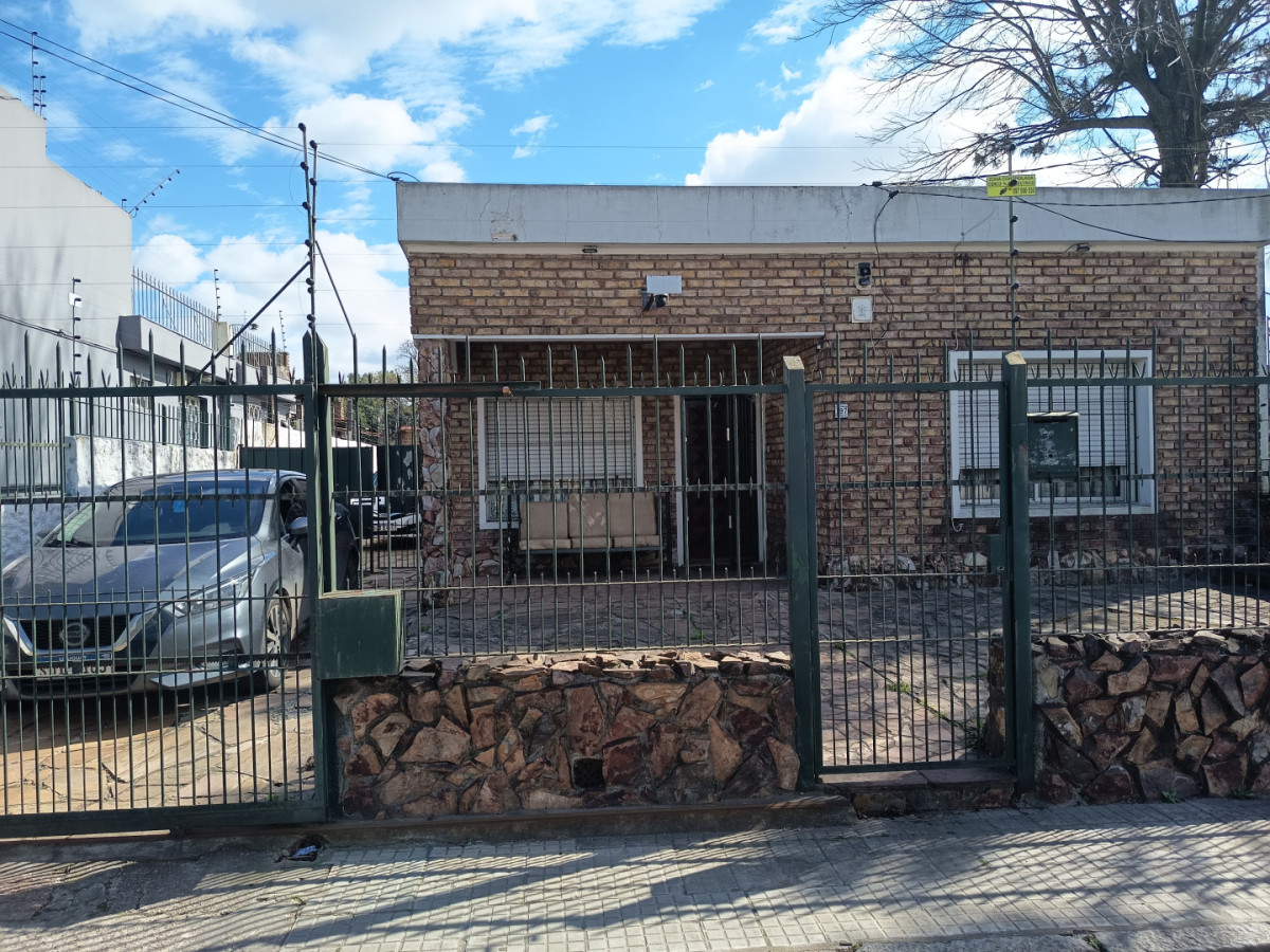 Casa ID.13104 - Venta Casa 3 Dormitorios Con Gran Terreno de 904 M2 Barbacoa Y Cochera Para 6 Autos En Belvedere