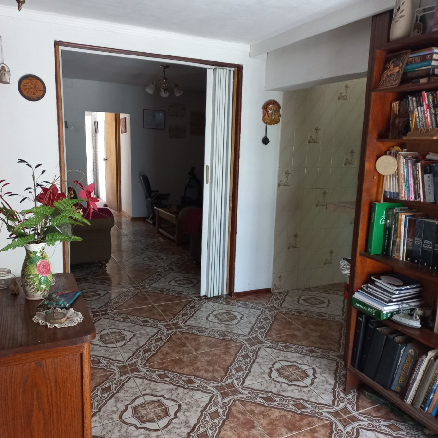 Casa ID.8307 - Casa Grande En Venta 2 Dormitorios Parrillero Garage Colon