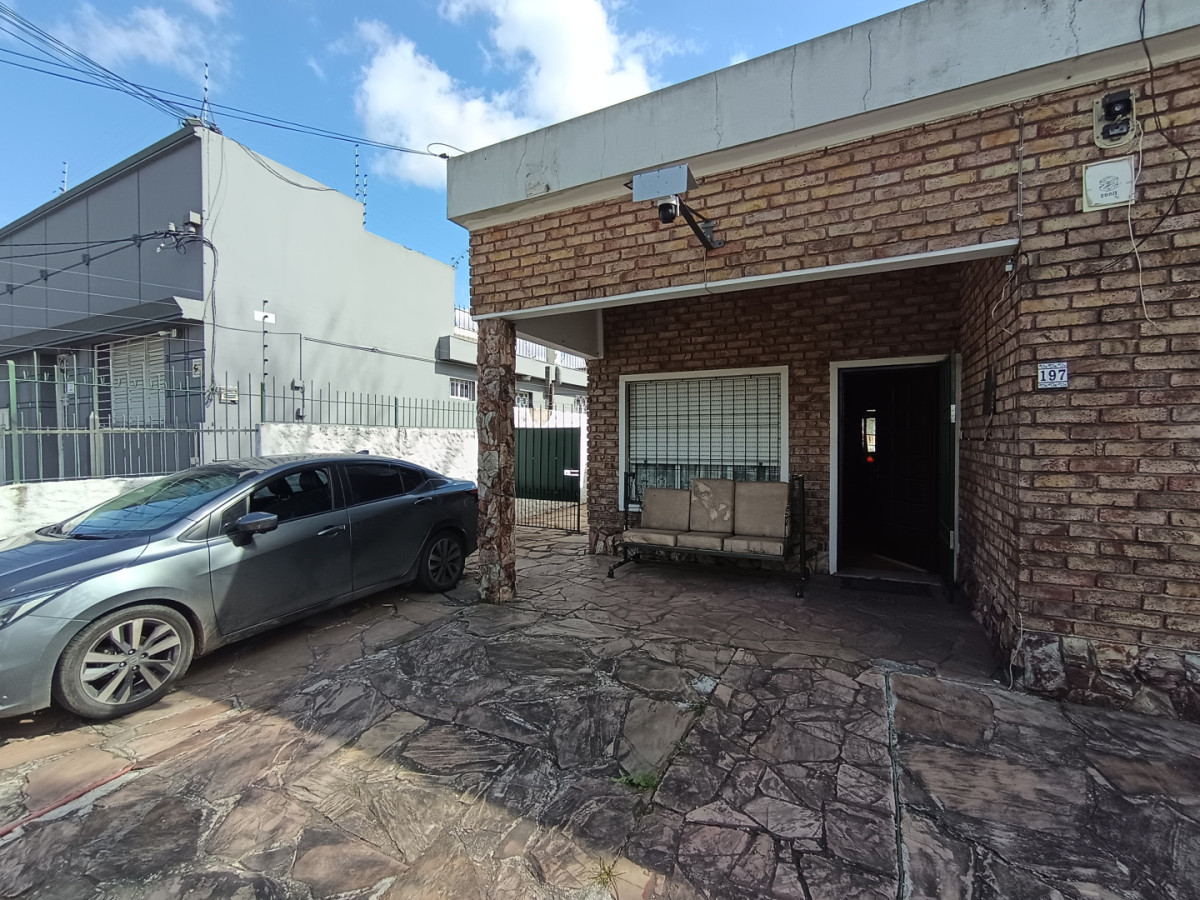 Casa ID.13104 - Venta Casa 3 Dormitorios Con Gran Terreno de 904 M2 Barbacoa Y Cochera Para 6 Autos En Belvedere