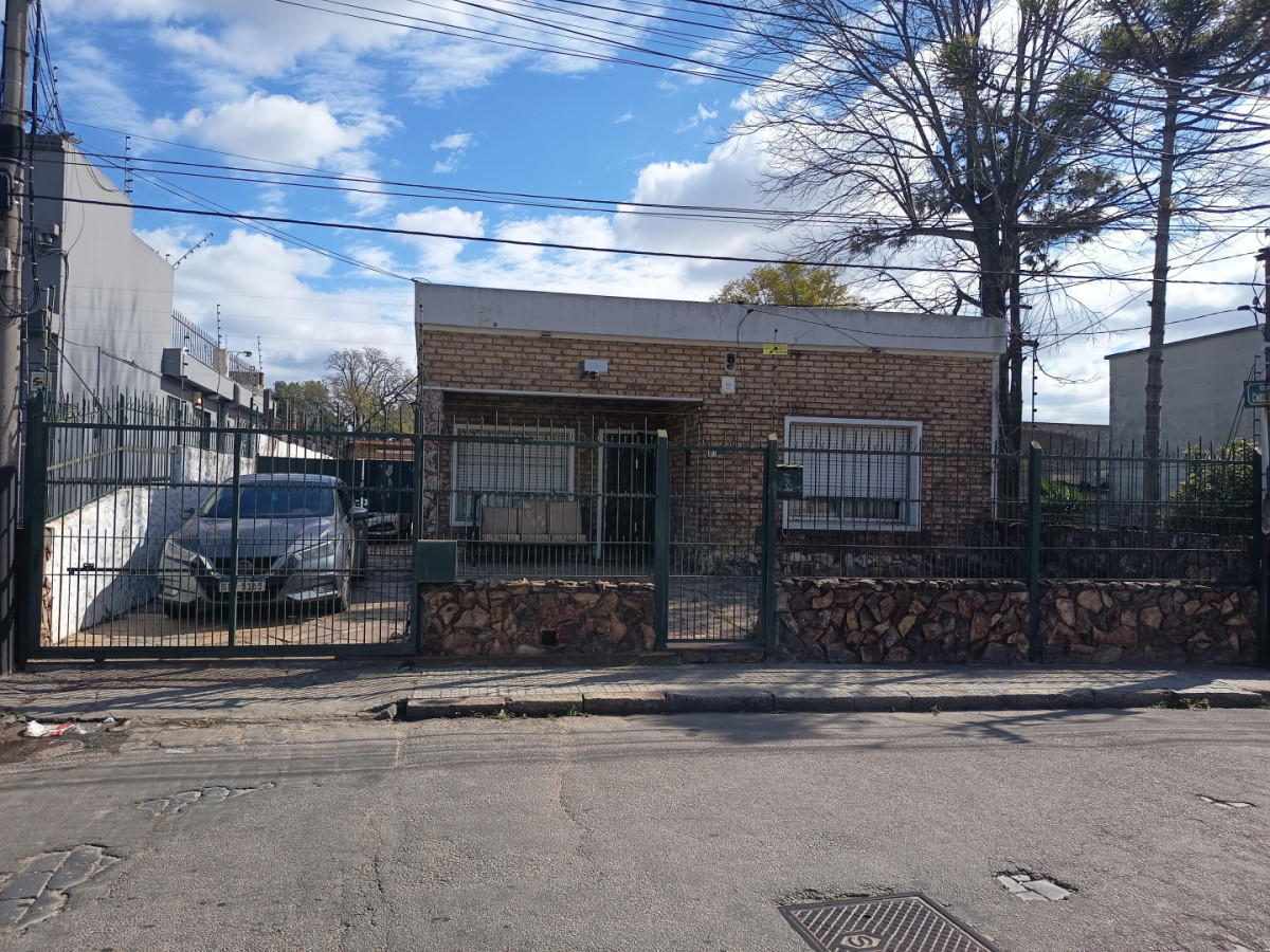 Casa ID.13104 - Venta Casa 3 Dormitorios Con Gran Terreno de 904 M2 Barbacoa Y Cochera Para 6 Autos En Belvedere