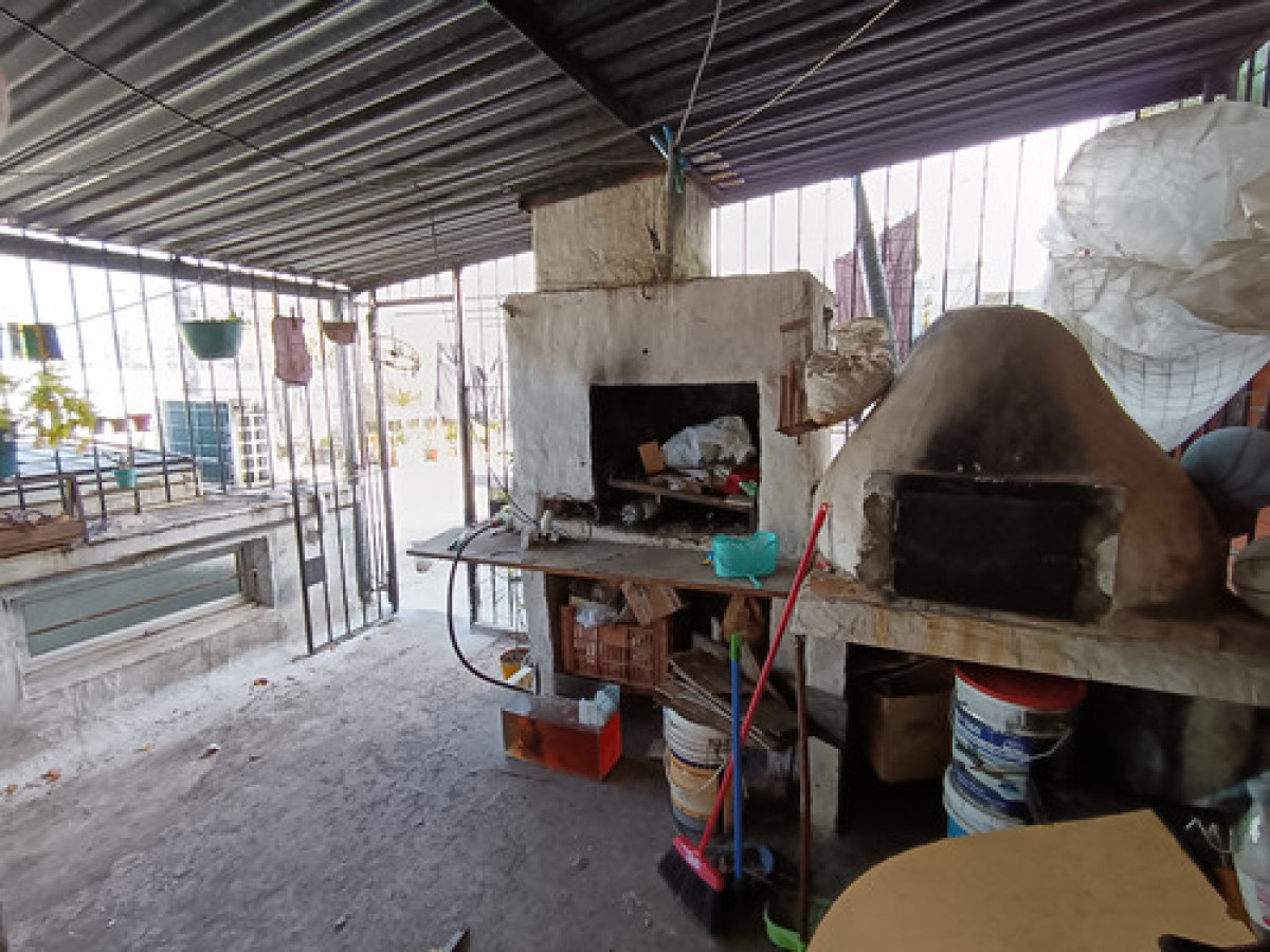 Casa ID.11273 - Venta Casa La Blanqueada 4 Cuartos Jardin Cochera Parrillero Horno Barro