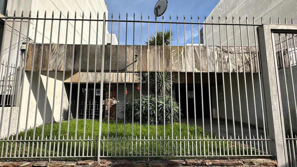 Casa ID.6483 - Hermosa Casa De 4 Dorm Con Gigante Terreno Parrillero y Garaje